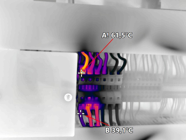 Thermogramm einer Anschlussklemme mit Auffälligkeit bei 61,5 °C