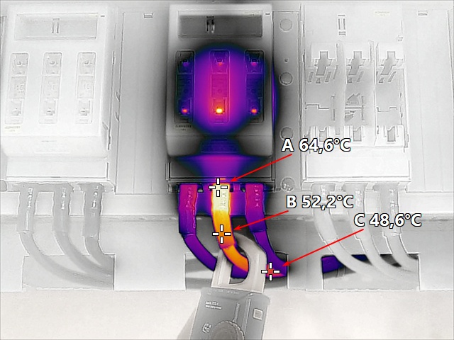 Thermogramm eines NH-Trenners mit Hotspot bei 64,6 °C an der Anschlussklemme